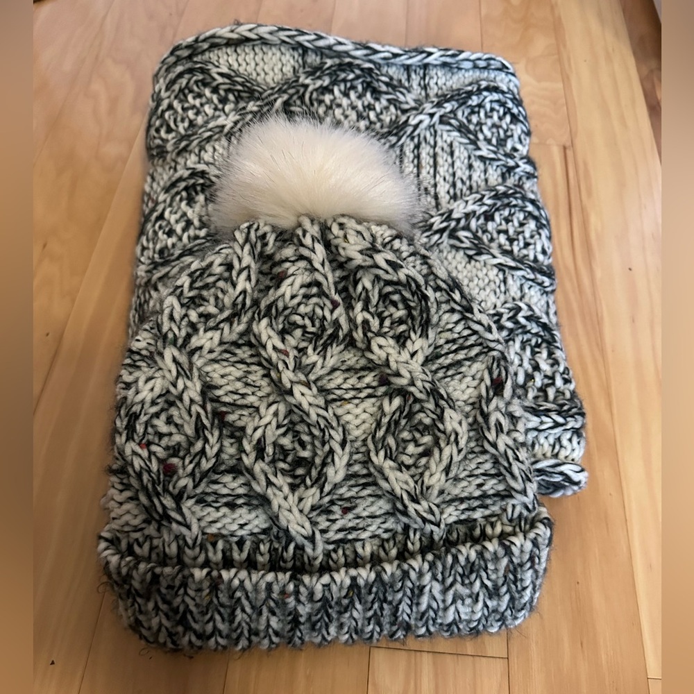 Loft: OS: Cable Stitch hat with infinity style matching scarf - Picture 1 of 5